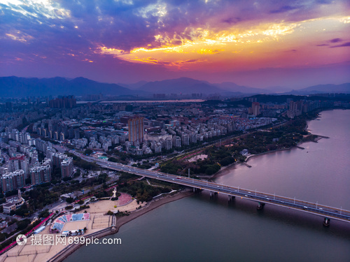 夕阳下的福州闽江大桥